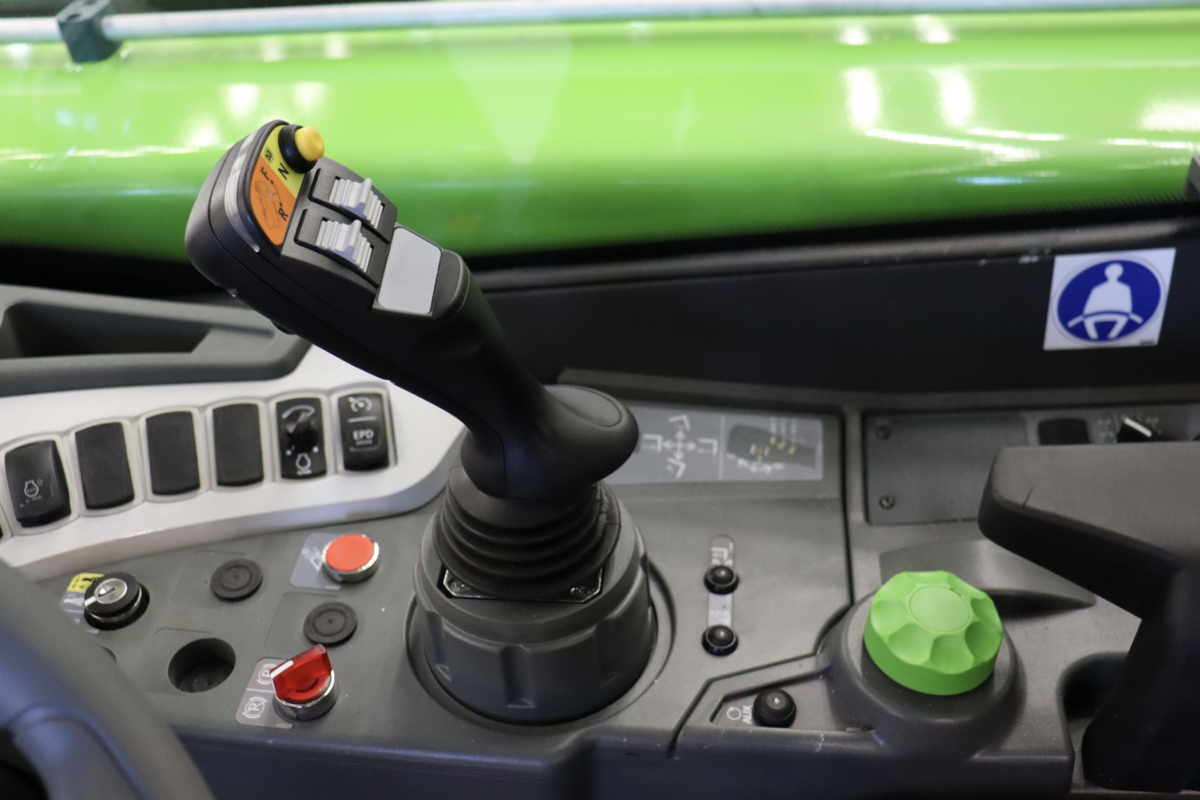 Joystick capacitive nella cabina del Merlo TF30.7CS Plus